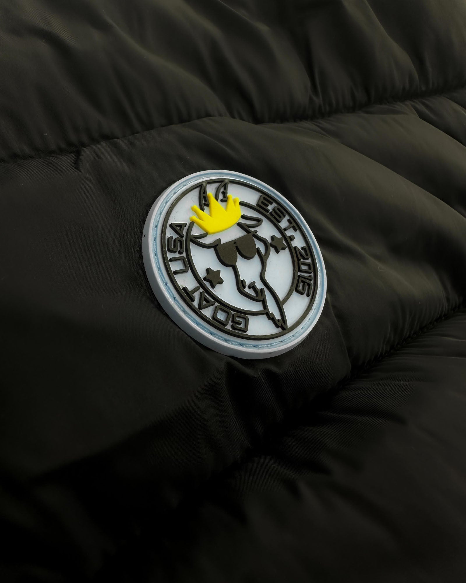Close up of patch on black Men's Puffer Jacket#color_black