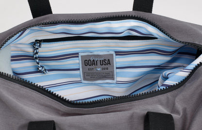 Inside of the gray athletic duffle bag#color_gray