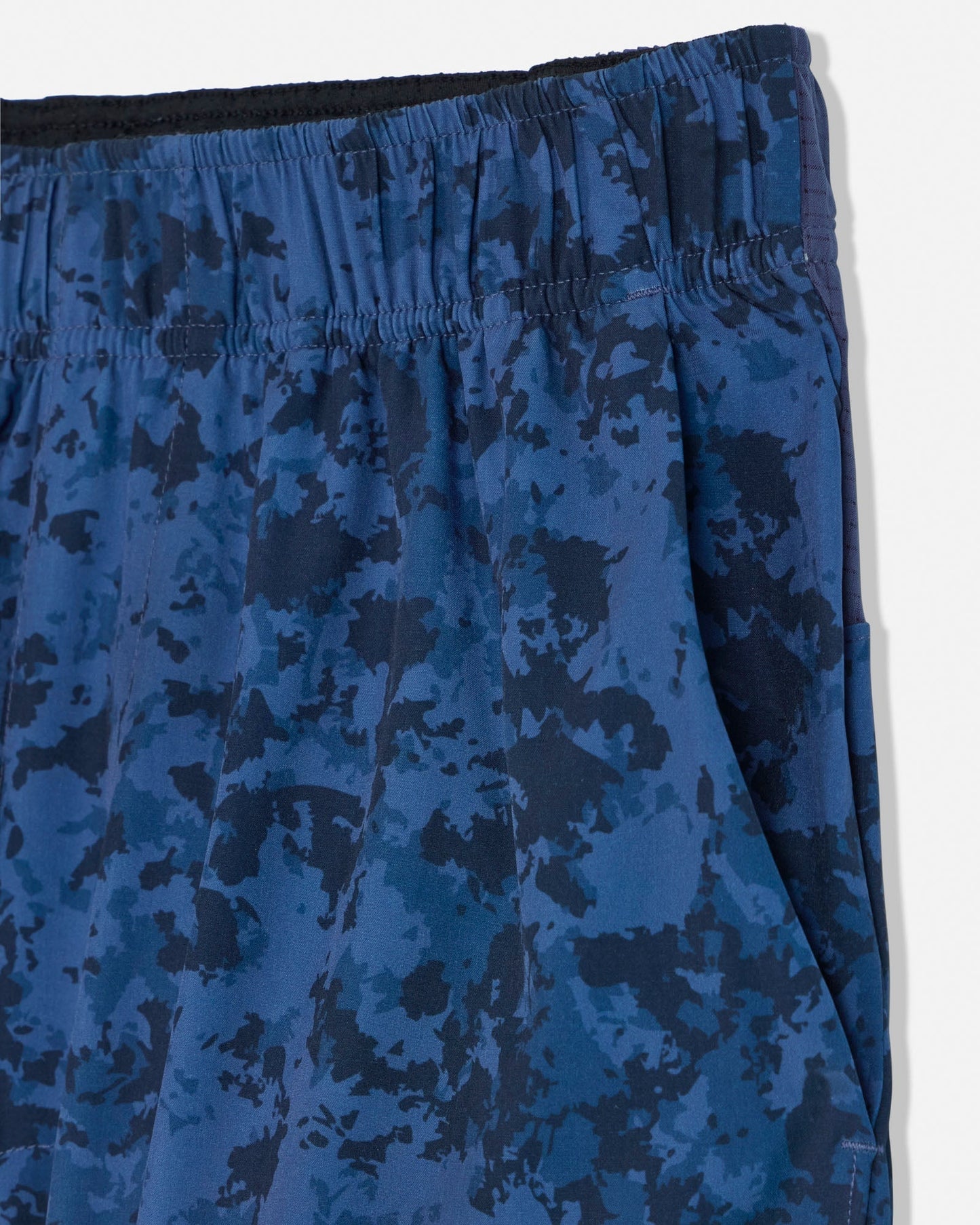 Blue camouflage-patterned pants on a white background#color_navy-camo