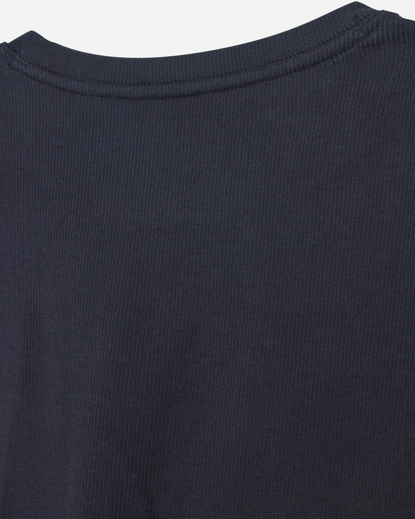 Close-up of back of black ribbed tee#color_black