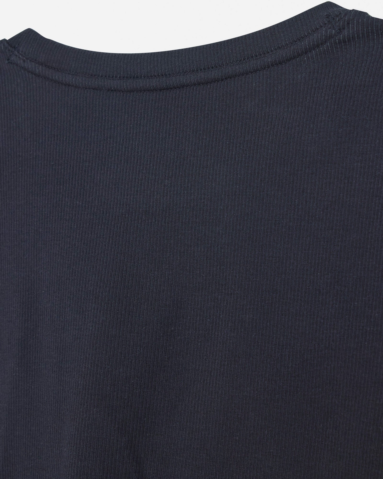 Close-up of back of black ribbed tee#color_black