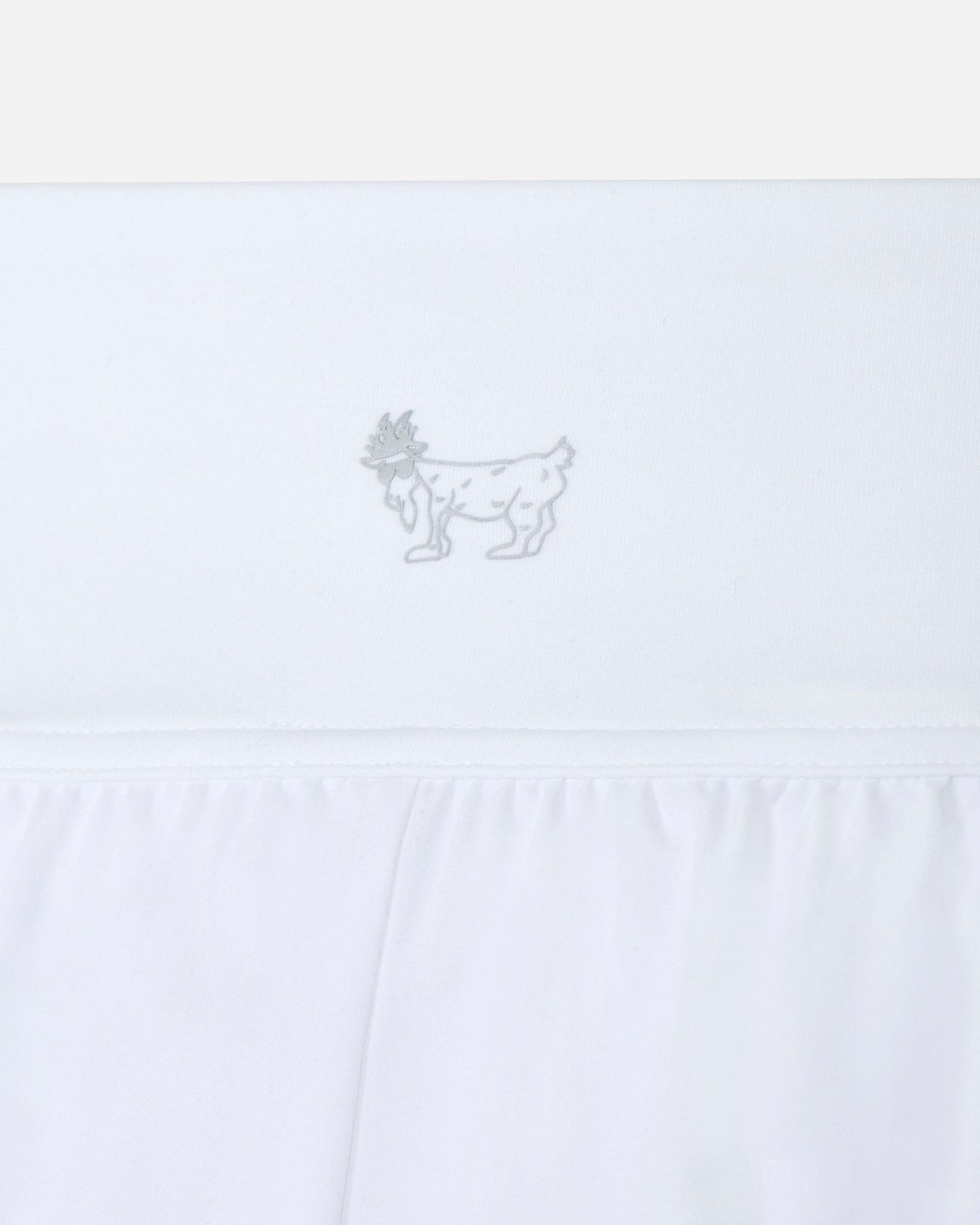 White skirt short with a small embroidered design on a light gray background#color_white