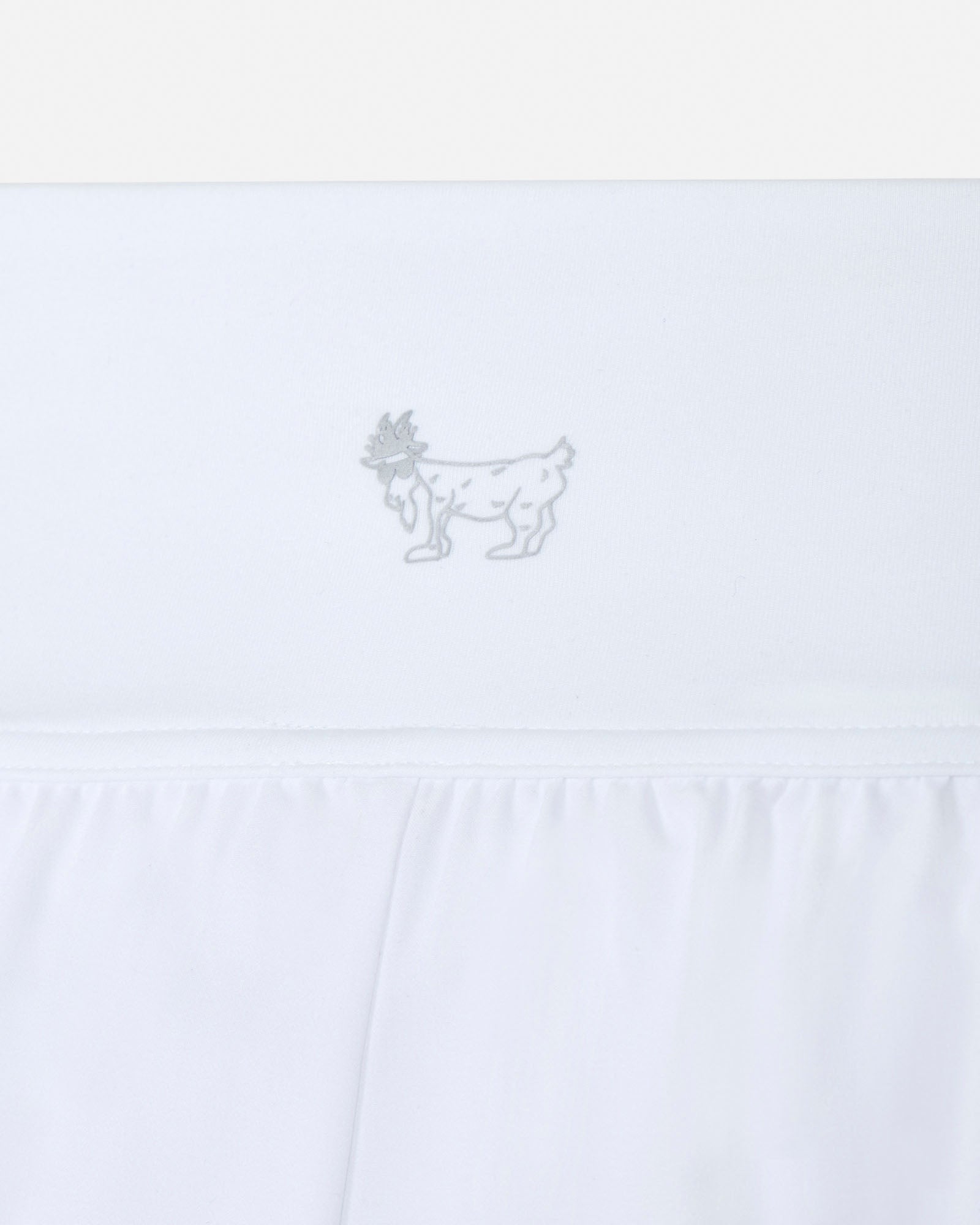 White skirt short with a small embroidered design on a light gray background#color_white