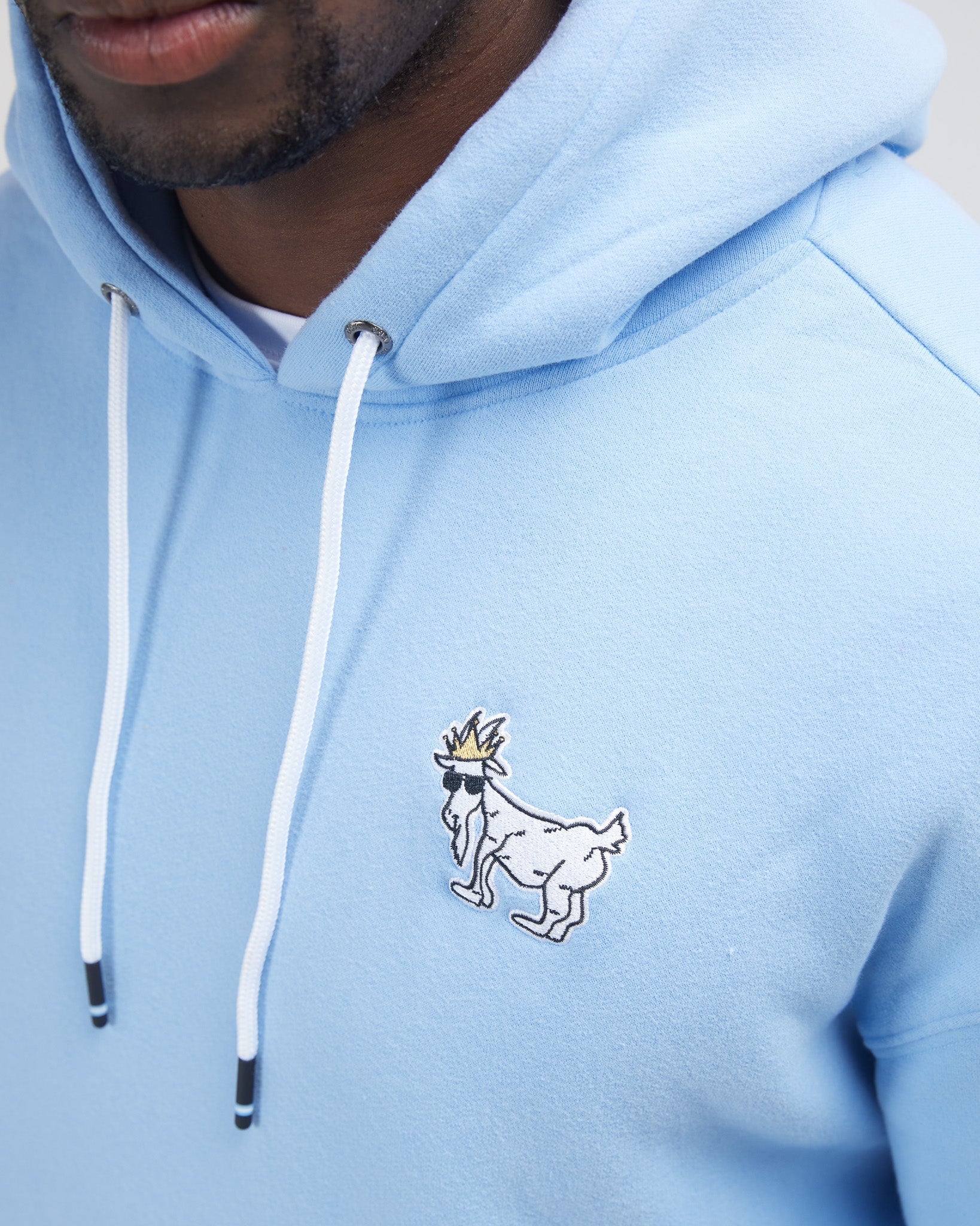 Close up of logo embroidery on left chest#color_carolina-blue